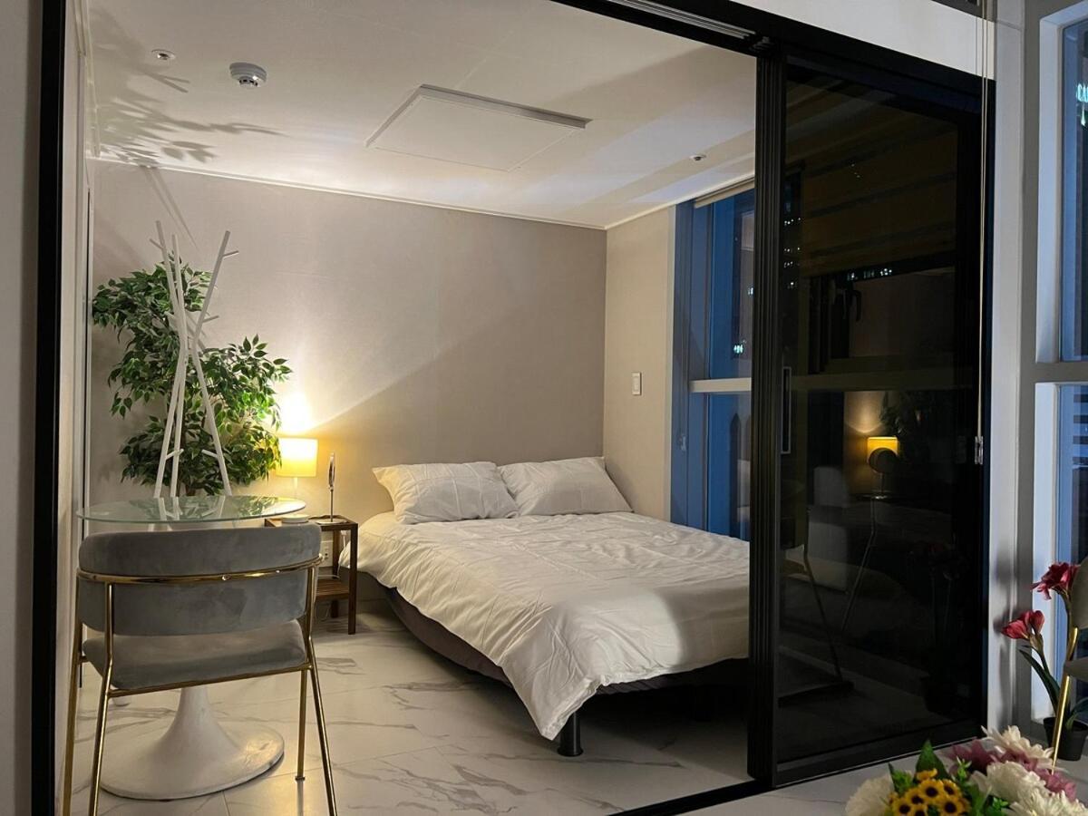 Cozy Loft 4 Minutes Away From Myeongdong Apartment